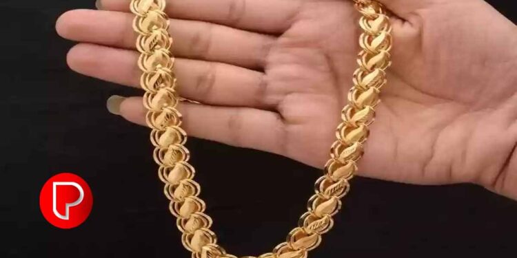 സ്ത്രീയുടെ മാല പൊട്ടിച്ചോടി പൊലീസുകാരൻ ; വളഞ്ഞിട്ട് പിടികൂടി യാത്രക്കാർ