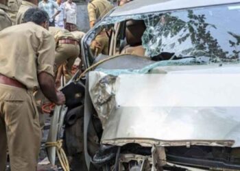 ചളിക്കോട് നിയന്ത്രണംവിട്ട കാർ മരത്തിലിടിച്ച് മൂന്ന് പേർക്ക് പരിക്ക്; നരിക്കുനിയിൽ നിന്നെത്തിയ ഫാർഫോഴ്‌സും നാട്ടുകാരും ചേർന്നാണ് കാറിൽ കുടുങ്ങിയ ഡ്രൈവറെ പുറത്തെത്തിച്ചത്