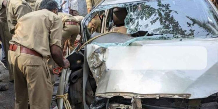 ചളിക്കോട് നിയന്ത്രണംവിട്ട കാർ മരത്തിലിടിച്ച് മൂന്ന് പേർക്ക് പരിക്ക്; നരിക്കുനിയിൽ നിന്നെത്തിയ ഫാർഫോഴ്‌സും നാട്ടുകാരും ചേർന്നാണ് കാറിൽ കുടുങ്ങിയ ഡ്രൈവറെ പുറത്തെത്തിച്ചത്