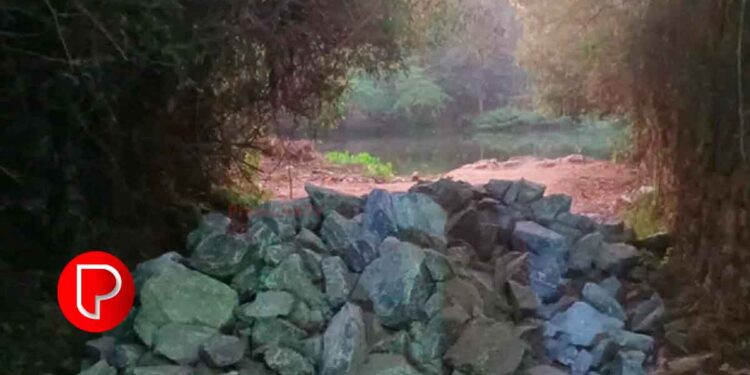 രാത്രിയുടെ മറവിൽ അനധികൃത മണൽക്കടത്തിനെതിരെ കൊടിയത്തൂർ പഞ്ചായത്ത്; തറമ്മൽ കടവിലേക്ക് വാഹനങ്ങള്‍ പോകുന്ന വഴിയടച്ചു