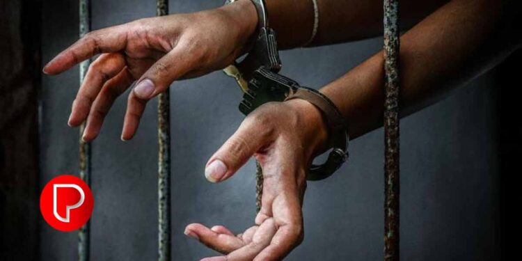 കോഴിക്കോട് ഭർത്താവിനെയും പ്രായപൂര്‍ത്തിയാവാത്ത മൂന്ന് മക്കളെയും ഉപേക്ഷിച്ച്‌ കാമുകനോടൊപ്പം പോയ വീട്ടമ്മ അറസ്റ്റില്‍