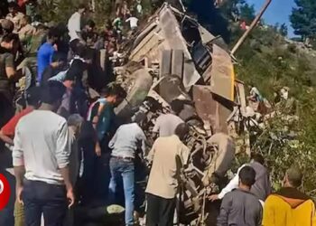 തീർഥാടകർ സഞ്ചരിച്ച ട്രാക്ടർ ട്രോളി കുളത്തിലേക്ക് മറിഞ്ഞു ; 7 കുട്ടികളടക്കം 15 പേർ മരിച്ചു