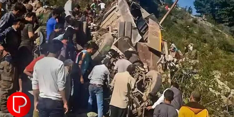 തീർഥാടകർ സഞ്ചരിച്ച ട്രാക്ടർ ട്രോളി കുളത്തിലേക്ക് മറിഞ്ഞു ; 7 കുട്ടികളടക്കം 15 പേർ മരിച്ചു