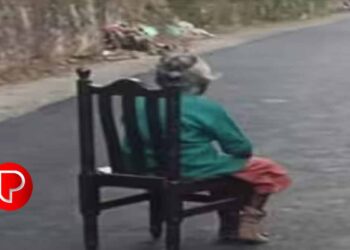 പെൻഷൻ മുടങ്ങിയിട്ട് അഞ്ചുമാസം; ഇടുക്കിയിൽ നടുറോഡിലിരുന്ന് പ്രതിഷേധിച്ച് 90കാരി