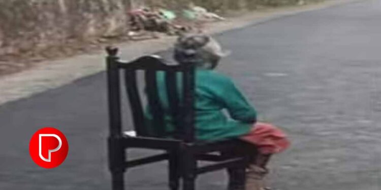 പെൻഷൻ മുടങ്ങിയിട്ട് അഞ്ചുമാസം; ഇടുക്കിയിൽ നടുറോഡിലിരുന്ന് പ്രതിഷേധിച്ച് 90കാരി