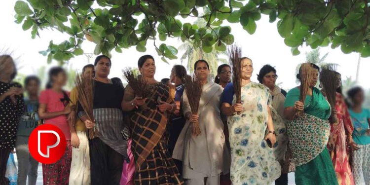 ‘ആണും പെണ്ണും ഇവിടെ വന്ന് അനാവശ്യ പ്രക്രിയകൾ കാണിക്കുന്നു, ഇത് വളരെ വൃത്തികെട്ടതാണ്’; കോഴിക്കോട് ചൂലെടുത്ത ബിജെപി പ്രവര്‍ത്തകര്‍