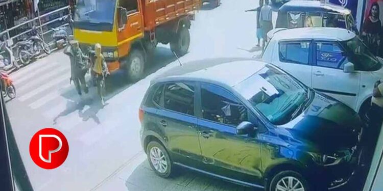 കോഴിക്കോട് പേരാമ്പ്രയിൽ ടിപ്പർ ലോറി ഇടിച്ച്‌ യുവതിക്ക് പരിക്ക്