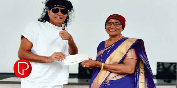 ബോചെ ടീ ലക്കി ഡ്രോ ആദ്യ വിജയിക്ക് ചെക്ക് കൈമാറി