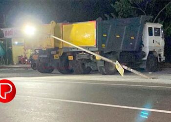 നോർത്ത് കാരശേരിയില്‍ ടിപ്പര്‍ ലോറിയിടിച്ച്‌ തകര്‍ന്ന തെരുവ് വിളക്ക് അപകട ഭീഷണിയാകുന്നു