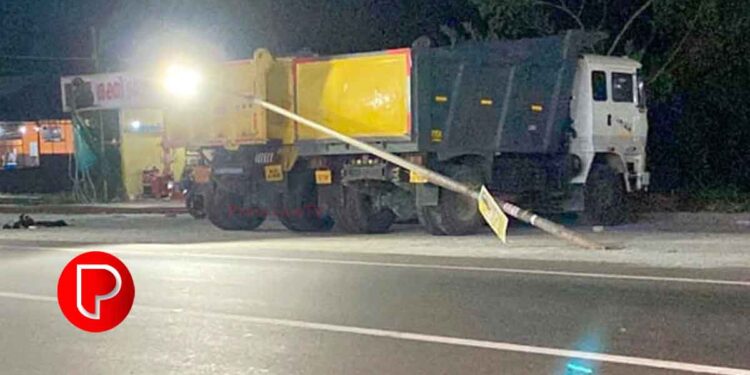 നോർത്ത് കാരശേരിയില്‍ ടിപ്പര്‍ ലോറിയിടിച്ച്‌ തകര്‍ന്ന തെരുവ് വിളക്ക് അപകട ഭീഷണിയാകുന്നു