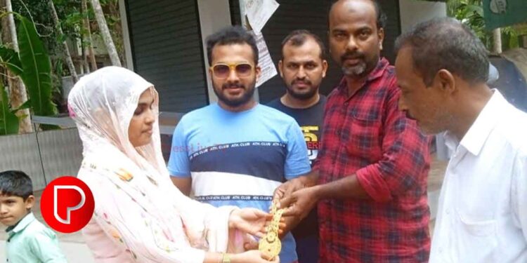 കളഞ്ഞു കിട്ടിയത് 8 പവൻ സ്വർണ്ണാഭരണം; ഉടമയ്ക്ക് തിരികെ നൽകി പാഴൂരിലെ ഓട്ടോ ഡ്രൈവർ മാതൃകയായി