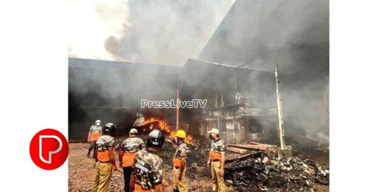 ആക്രി ഗോഡൗണ്‍ കത്തിയമര്‍ന്നു; ശ്വാസംമുട്ടി കുറ്റിക്കാട്ടൂര്‍