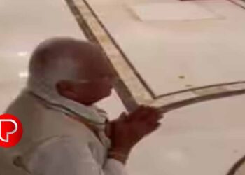 അയോധ്യ ശ്രീരാമക്ഷേത്രത്തിൽ ദർശനം നടത്തി കേരള ഗവർണർ ആരിഫ് മുഹമ്മദ് ഖാൻ