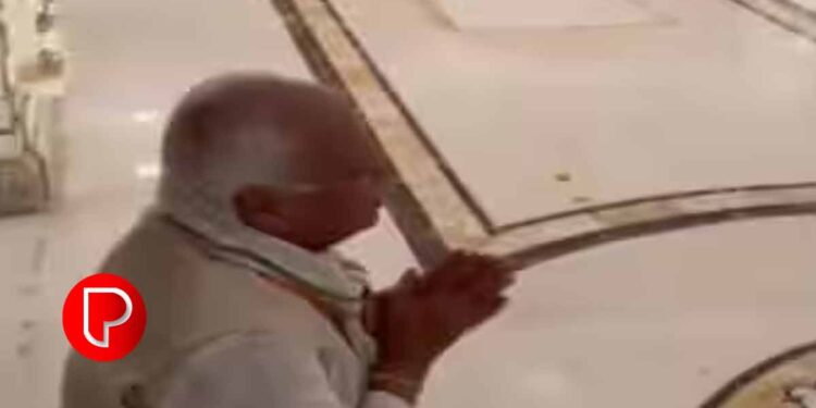 അയോധ്യ ശ്രീരാമക്ഷേത്രത്തിൽ ദർശനം നടത്തി കേരള ഗവർണർ ആരിഫ് മുഹമ്മദ് ഖാൻ