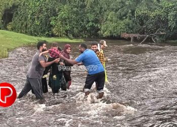 മലവെള്ളം കവിഞ്ഞൊഴുകിയെത്തി; കരിയാത്തുംപാറയിൽ വിനോദസഞ്ചാരികൾ കുടുങ്ങി