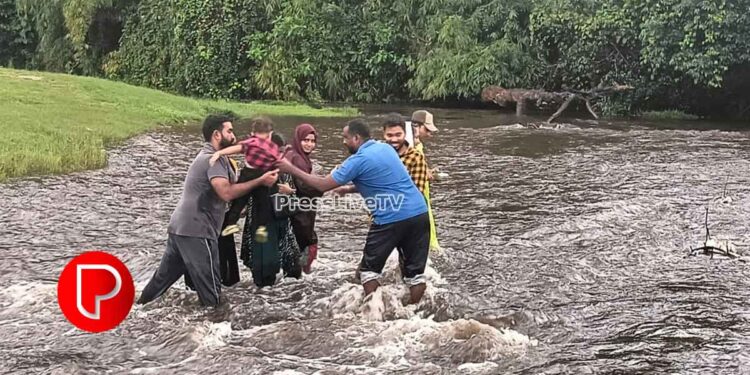 മലവെള്ളം കവിഞ്ഞൊഴുകിയെത്തി; കരിയാത്തുംപാറയിൽ വിനോദസഞ്ചാരികൾ കുടുങ്ങി