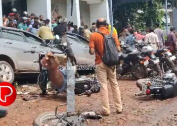 പൂവാട്ടുപറമ്പ് ഇന്നോവ കടയിലേക്ക് ഇടിച്ചു കയറി; 5 പേർക്ക് പരിക്ക്