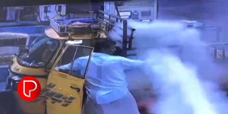 മുക്കത്ത് ഇന്ധനം നിറയ്ക്കാനെത്തിയ ഗുഡ്സ് ഓട്ടോയിൽ തീപടർന്നു ; രക്ഷകനായി പമ്പിലെ യുവാവ്