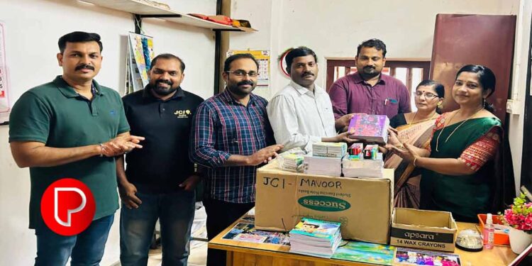 അടുവാട് എ ൽ പി സ്കൂളിലെ വിദ്യാർത്ഥികൾക്ക് ജെ .സി.ഐ മാവൂർ പഠനോപകരണങ്ങൾ കൈമാറി