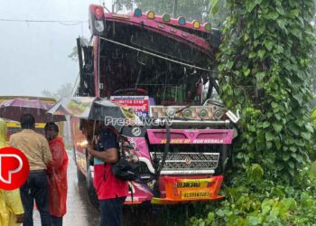 ചാത്തമംഗലത്ത് സ്വകാര്യ ബസ് മരത്തിലിടിച്ച് നിരവധി യാത്രക്കാർക്ക് പരിക്കേറ്റു
