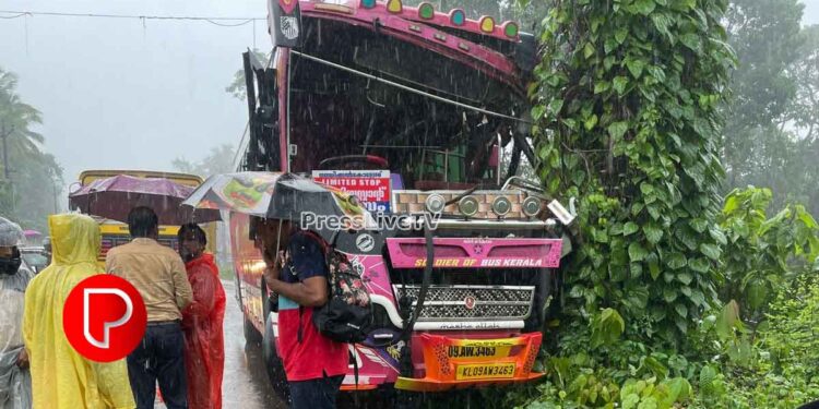 ചാത്തമംഗലത്ത് സ്വകാര്യ ബസ് മരത്തിലിടിച്ച് നിരവധി യാത്രക്കാർക്ക് പരിക്കേറ്റു