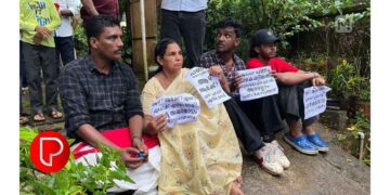 പി എസ് സി കോഴ വിവാദം; പരാതിക്കാരന്റെ വീട്ടിന് മുന്നില്‍ കുത്തിയിരിപ്പ് സമരവുമായി പ്രമോദ് കോട്ടൂളി