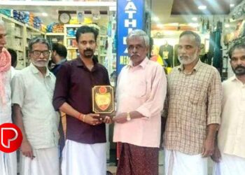 കുളിക്കുന്നതിനിടെ ഇരുവഞ്ഞിപ്പുഴയില്‍ വീണ വീട്ടമ്മയെ രക്ഷപ്പെടുത്താൻ മുൻകയ്യെടുത്ത ഓട്ടോറിക്ഷാ ഡ്രൈവറെ ആദരിച്ചു