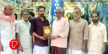 കുളിക്കുന്നതിനിടെ ഇരുവഞ്ഞിപ്പുഴയില്‍ വീണ വീട്ടമ്മയെ രക്ഷപ്പെടുത്താൻ മുൻകയ്യെടുത്ത ഓട്ടോറിക്ഷാ ഡ്രൈവറെ ആദരിച്ചു