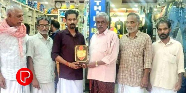 കുളിക്കുന്നതിനിടെ ഇരുവഞ്ഞിപ്പുഴയില്‍ വീണ വീട്ടമ്മയെ രക്ഷപ്പെടുത്താൻ മുൻകയ്യെടുത്ത ഓട്ടോറിക്ഷാ ഡ്രൈവറെ ആദരിച്ചു