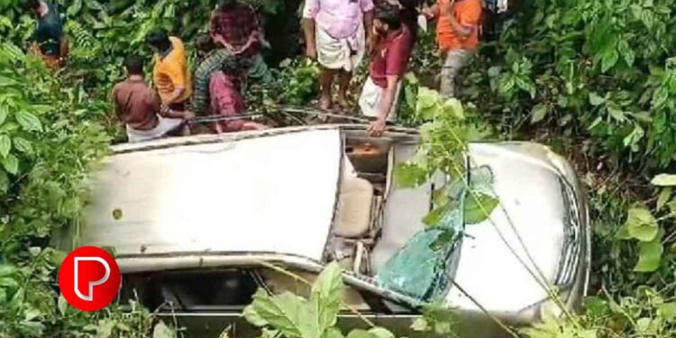 തൊട്ടില്‍പ്പാലത്ത് കാർ താഴ്‌ചയിലേക്ക്‌ മറിഞ്ഞ് ഒരാൾ മരിച്ചു; ഒരാള്‍ക്ക് ഗുരുതര പരുക്ക്