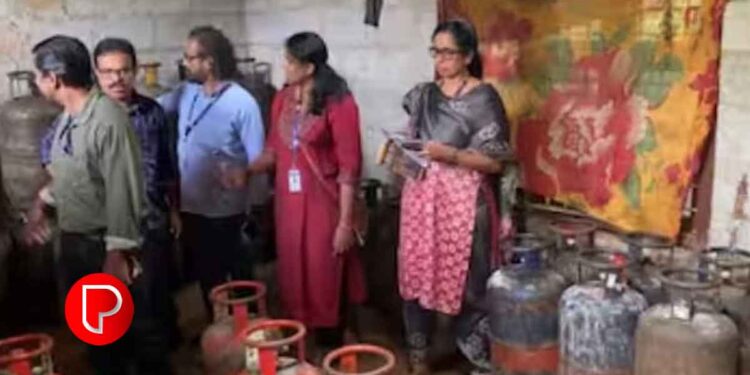 മുക്കം കാദിയോടിൽ ജനവാസ മേഖലയിൽ അനധികൃത പാചക വാതക റീഫില്ലിംഗ് കേന്ദ്രം; പരിശോധനക്കെത്തിയ ഉദ്യോഗസ്ഥരെ കണ്ട് തൊഴിലാളികള്‍ ഓടി