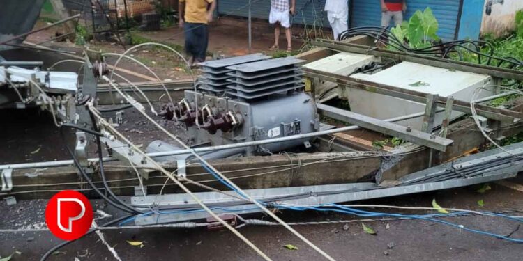 ശക്തമായ കാറ്റ്; ആവിലോറയിൽ ട്രാൻസ്ഫോർമർ നിലംപൊത്തി; ഗതാഗതം തടസ്സപ്പെട്ടു