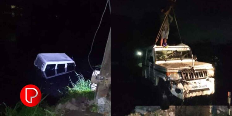 തിരുവനന്തപുരത്ത് പൊലീസ് ജീപ്പ് പുഴയിലേക്ക് മറിഞ്ഞു; രണ്ട് പൊലീസുകാർ പരിക്കില്ലാതെ രക്ഷപ്പെട്ടു