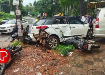 പൂവാട്ട്പറമ്പിലെ വളവിൽ ഇത് രണ്ടാം തവണ; നിയന്ത്രണം വിട്ട കാർ വർക്ക് ഷോപ്പിലേക്ക് ഇടിച്ച് കയറി ബൈക്കുകള്‍ തകര്‍ന്നു; ആർക്കും പരിക്കില്ല