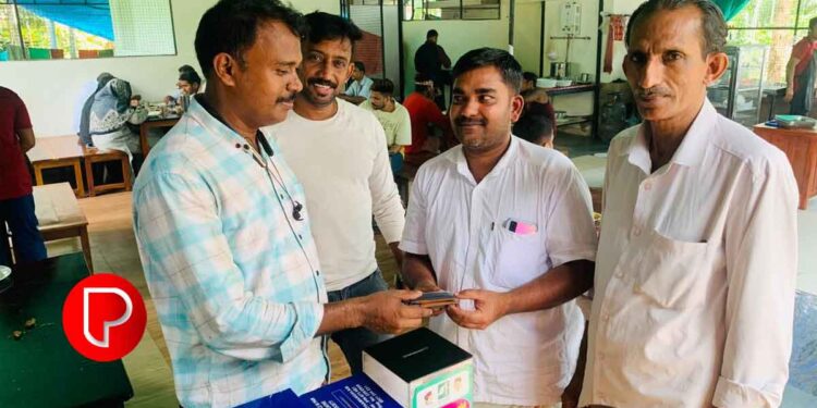 കളഞ്ഞു കിട്ടിയ വാലറ്റ് തിരിച്ചേല്പിച്ച് മാവൂരിലെ ഡ്രൈവർ അസീസ് മാതൃകയായി