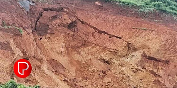 കനത്ത മഴയിൽ പെട്രോൾ പമ്പിനായി മണ്ണെടുത്ത കുന്ന് ഇടിഞ്ഞുവീണു; കറുത്തപറമ്പിലെ ജനങ്ങൾ ആശങ്കയില്‍