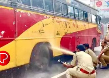 മുക്കത്ത് ഓടിക്കൊണ്ടിരിക്കെ കെ.എസ്.ആർ.ടി.സി ബസ്സിന്റെ ടയറിന് തീപിടിച്ചു; ഓമശ്ശേരി മുതല്‍ കരിഞ്ഞ മണം അനുഭവപ്പെട്ടിരുന്നുവെന്നും പുക ഉയരുന്നത് കണ്ടിട്ട് ബസ് നിർത്താൻ ആവശ്യപ്പെട്ടെങ്കിലും നിർത്തിയില്ലെന്ന് യാത്രക്കാർ