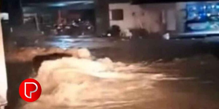 ഉരുൾപൊട്ടിയ വിലങ്ങാട് വീണ്ടും ശക്തമായ മഴ; ടൗൺ പാലം വെള്ളത്തിനടിയില്‍; 30 ഓളം പേരെ മാറ്റി പാര്‍പ്പിച്ചു