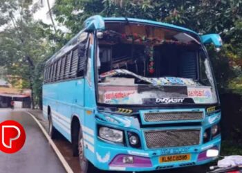 കരുവൻപൊയില്‍ അങ്ങാടിയില്‍ നിര്‍ത്തിയിട്ട ബസിന്റെ ഗ്ലാസ് എറിഞ്ഞ് തകര്‍ത്ത് അജ്ഞാതര്‍