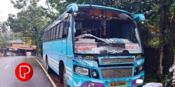 കരുവൻപൊയില്‍ അങ്ങാടിയില്‍ നിര്‍ത്തിയിട്ട ബസിന്റെ ഗ്ലാസ് എറിഞ്ഞ് തകര്‍ത്ത് അജ്ഞാതര്‍
