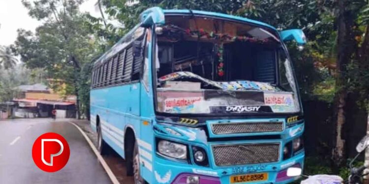 കരുവൻപൊയില്‍ അങ്ങാടിയില്‍ നിര്‍ത്തിയിട്ട ബസിന്റെ ഗ്ലാസ് എറിഞ്ഞ് തകര്‍ത്ത് അജ്ഞാതര്‍