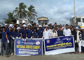 കോഴിക്കോട് ബീച്ച് വൃത്തിയാക്കി എൻ എസ് എസ് വളണ്ടിയർമാർ