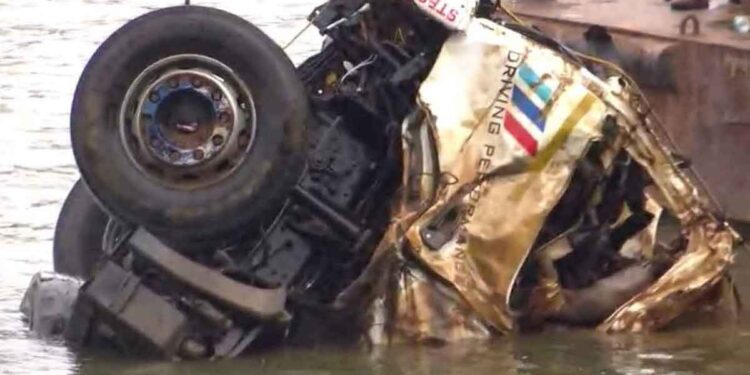 അര്‍ജുന്‍റെ ലോറി കണ്ടെത്തി ; ലോറിയുടെ ക്യാബിനുള്ളില്‍ മൃതദേഹം