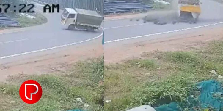 ടയർ പൊട്ടി; മുക്കത്ത് മിനി പിക്കപ് വാന്‍ തലകീഴായി മറിഞ്ഞു, ഡ്രൈവർ രക്ഷപ്പെട്ടു