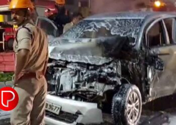 മുക്കത്ത് നിർത്തിയിട്ട മിനി ലോറിയിലിടിച്ച് കാറിന് തീ പിടിച്ചു; ആളപായമില്ല