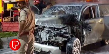 മുക്കത്ത് നിർത്തിയിട്ട മിനി ലോറിയിലിടിച്ച് കാറിന് തീ പിടിച്ചു; ആളപായമില്ല