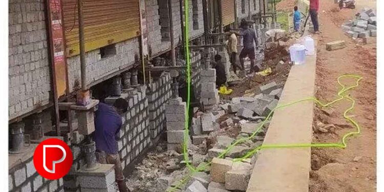 വെള്ളപ്പൊക്കത്തെ ചെറുക്കാൻ ചെറുവാടി അങ്ങാടിയിലെ കെട്ടിടം ഉയര്‍ത്തുന്നു