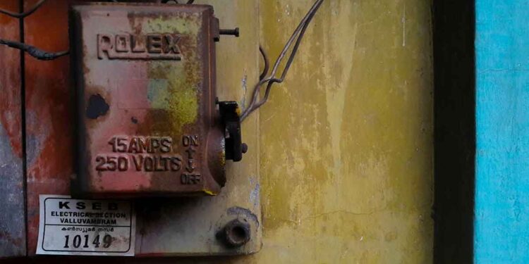 നടുവട്ടത്ത് നിർമ്മാണത്തിലിരുന്ന വീടിന്റെ ഗേറ്റ് മോഷ്ടിച്ച രണ്ടംഗ സംഘം പൊലീസ് പിടിയിൽ