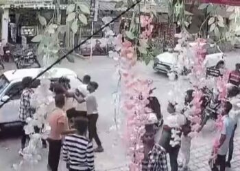 ഭാര്യയുടെ മുന്നിൽ വച്ച് അങ്കിളെന്ന് കടക്കാരൻ വിളിച്ചു ; ടെക്സ്റ്റൈൽ ഉടമക്ക് മർദ്ദനം