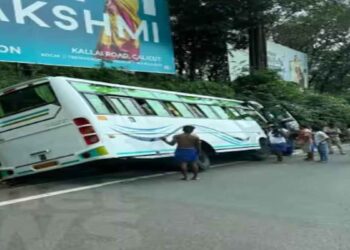 താമരശ്ശേരി ചുരത്തിൽ ശബരിമല തീര്‍ത്ഥാടകർ സഞ്ചരിച്ച ബസ് അഴുക്ക് ചാലിൽ കുടുങ്ങി